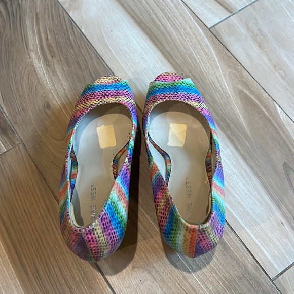 Women’s Nine West Multi-Color 4” Wedge Shoes - Picture 2 of 7